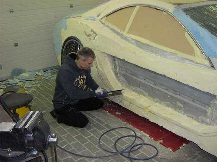 Estuvo dos años construyendo el coche de su vida. ¡Ahora mira el resultado final!