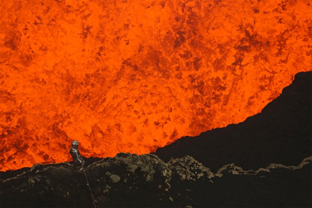 Los Primeros Exploradores Que Ponen Un Pie En El Interior Del Volcán Más Peligroso Del Mundo. Aterrador