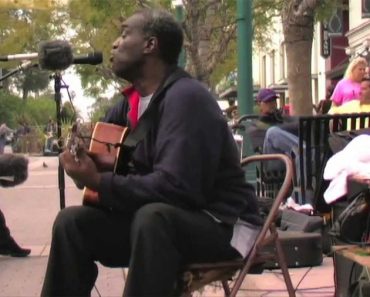 Empieza A Cantar Una Famosa Canción, Pero Cuando Veas Quién Se Une A Él Se Te Caerán Las Lágrimas