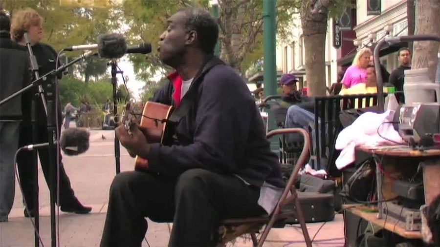 Empieza A Cantar Una Famosa Canción, Pero Cuando Veas Quién Se Une A Él Se Te Caerán Las Lágrimas