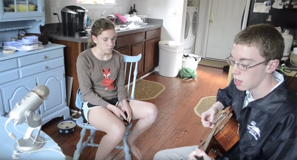 Una madre graba vídeo de sus dos tímidos hijos. Segundos más tarde se quedó atónita