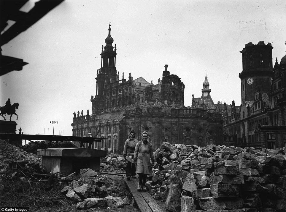 Espectaculares e increíbles imágenes de cómo estaba la ciudad de Dresde tras el bombardeo aliado y como es ahora. 1