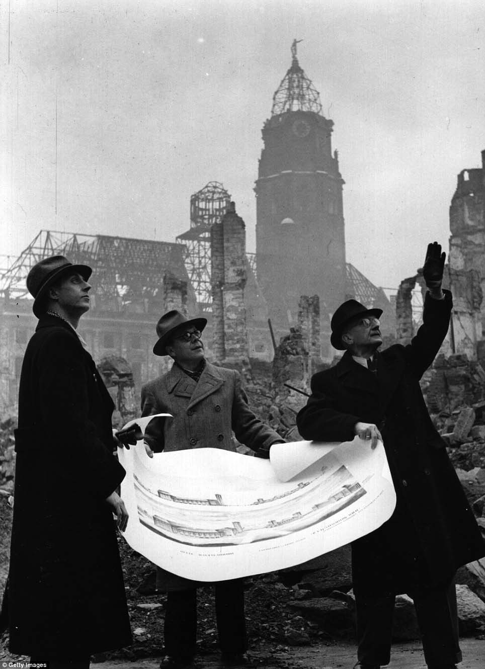 Espectaculares e increíbles imágenes de cómo estaba la ciudad de Dresde tras el bombardeo aliado y como es ahora. 11