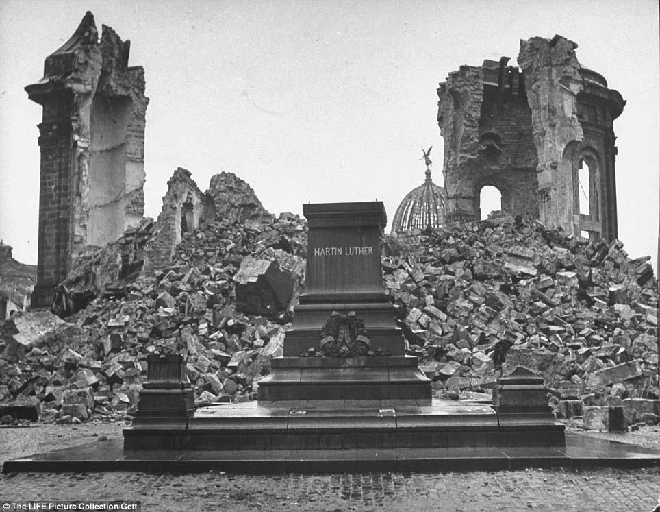 Espectaculares e increíbles imágenes de cómo estaba la ciudad de Dresde tras el bombardeo aliado y como es ahora. 15