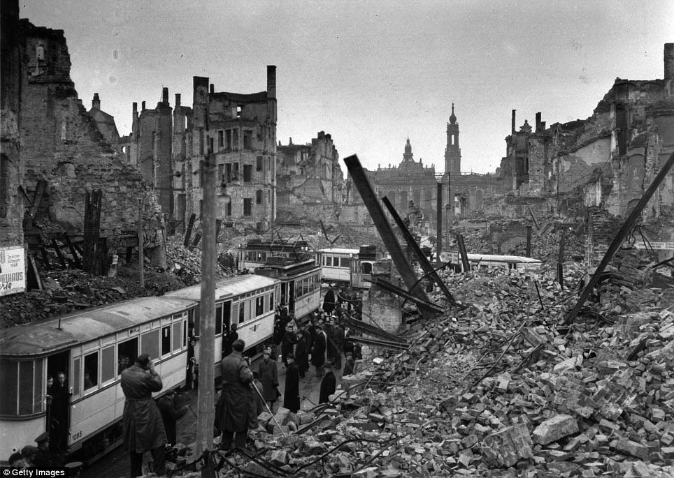Espectaculares e increíbles imágenes de cómo estaba la ciudad de Dresde tras el bombardeo aliado y como es ahora. 3