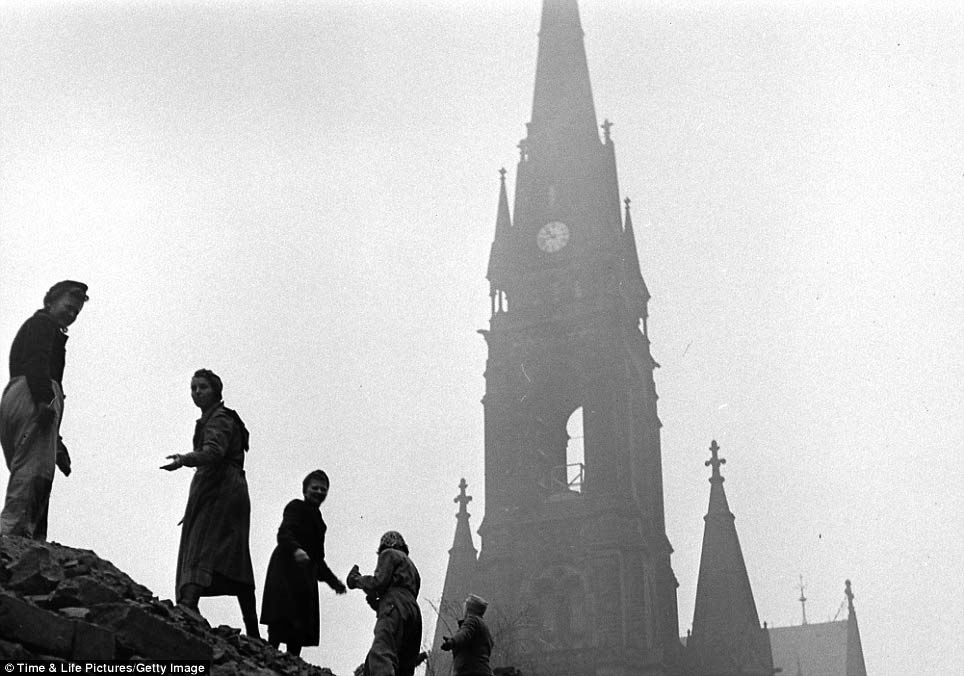 Espectaculares e increíbles imágenes de cómo estaba la ciudad de Dresde tras el bombardeo aliado y como es ahora. 5
