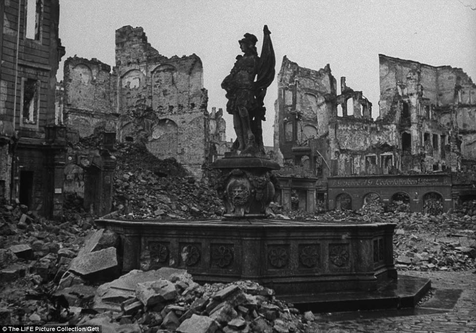 Espectaculares e increíbles imágenes de cómo estaba la ciudad de Dresde tras el bombardeo aliado y como es ahora. 7