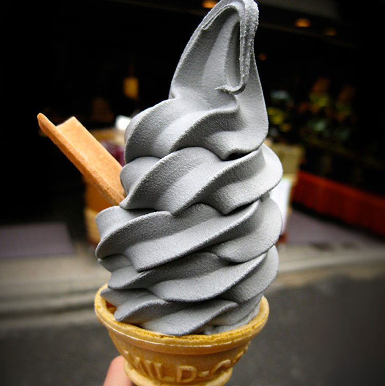 ¿Te comerías este helado de color gris?