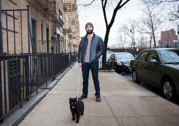 Este Fotógrafo Rompe El Estereotipo De "La Loca De Los Gatos" Con Estas Fotos De Hombres Con Gatos