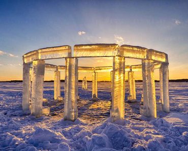 Esto Es Lo Que Cinco Amigos Construyeron. Lo Llamaron Icehenge Y Es Impresionante 1