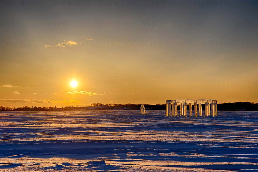 Esto Es Lo Que Cinco Amigos Construyeron. Lo Llamaron Icehenge Y Es Impresionante