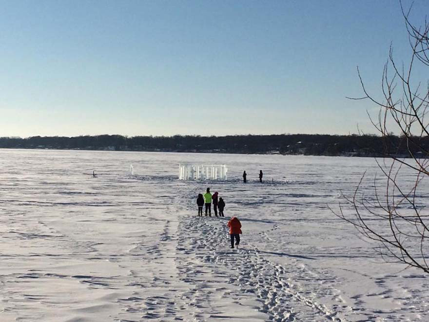 Esto Es Lo Que Cinco Amigos Construyeron. Lo Llamaron Icehenge Y Es Impresionante