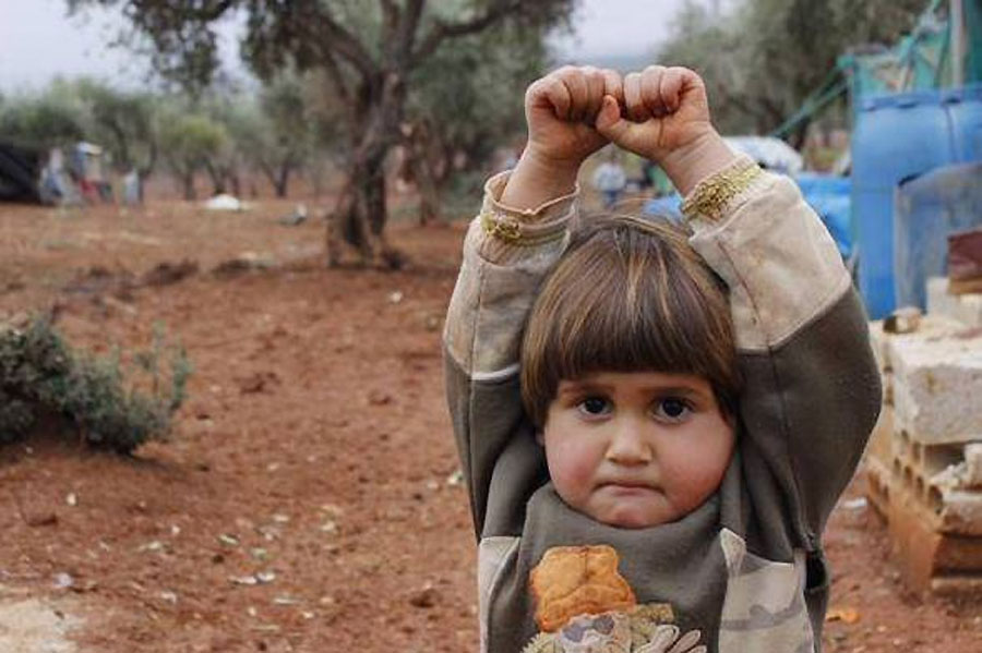 La inquietante foto del niños sirio que se "rinde" y que está dando la vuelta al mundo