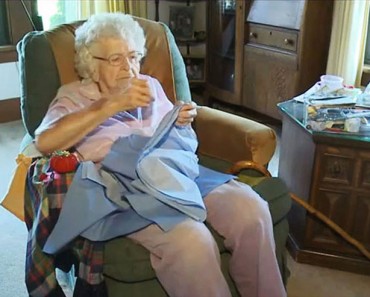 Esta anciana de 99 años hace cada día un vestido para niñas necesitadas 2