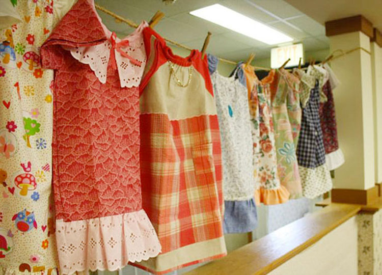Esta anciana de 99 años hace cada día un vestido para niñas necesitadas 4