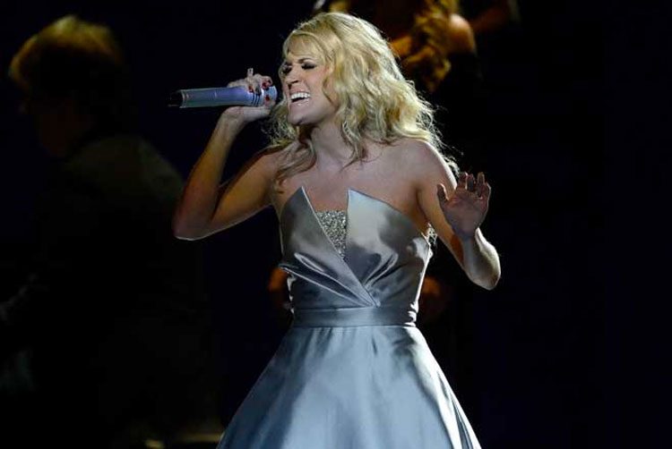 Empieza a cantar, pero ATENTOS a su vestido cuando la música comienza... ¡IMPRESIONANTE! 1 Empieza a cantar, pero ATENTOS a su vestido cuando la música comienza... ¡IMPRESIONANTE!