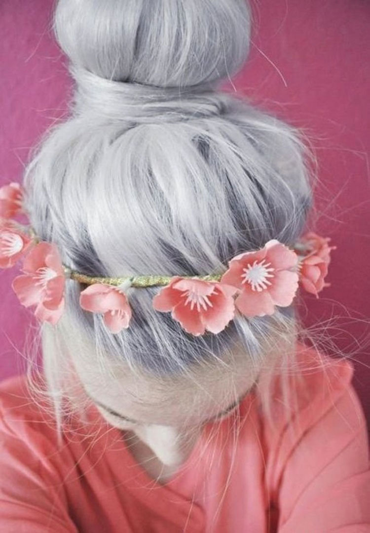 Tendencia actual para el cabello de las chicas: teñirse el pelo de gris como las abuelitas