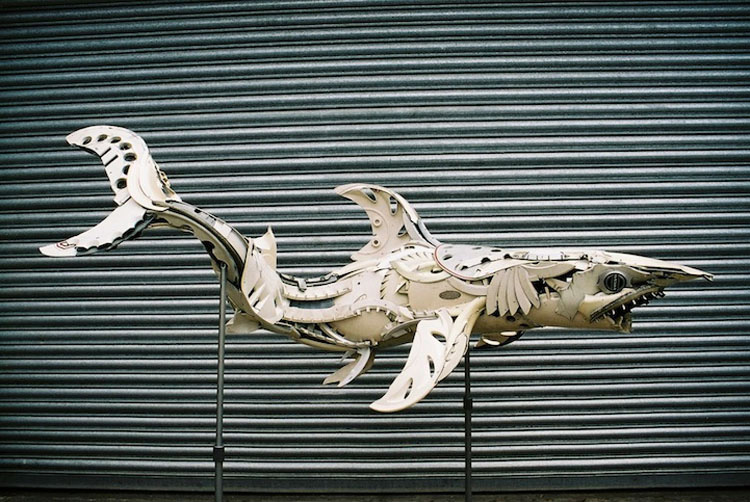 Este Artista Transforma Tapacubos Abandonados En Increíbles Esculturas De Animales