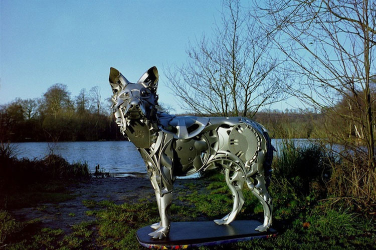 Este Artista Transforma Tapacubos Abandonados En Increíbles Esculturas De Animales