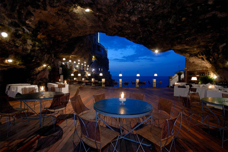 Ningún verano en Europa estará completo sin una cena en esta cueva del mar
