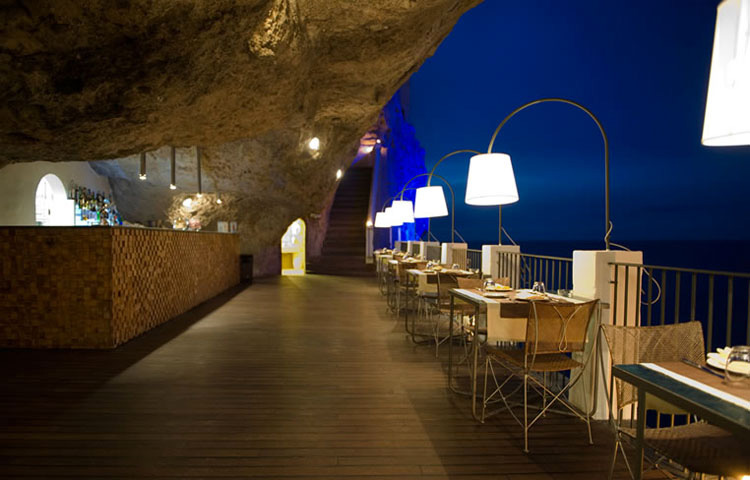 Ningún verano en Europa estará completo sin una cena en esta cueva del mar