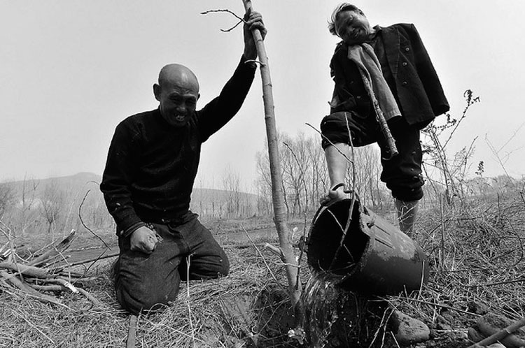 Esta historia EMOTIVA te emocionará: un ciego y su amigo sin brazos plantan más de 10.000 árboles en China