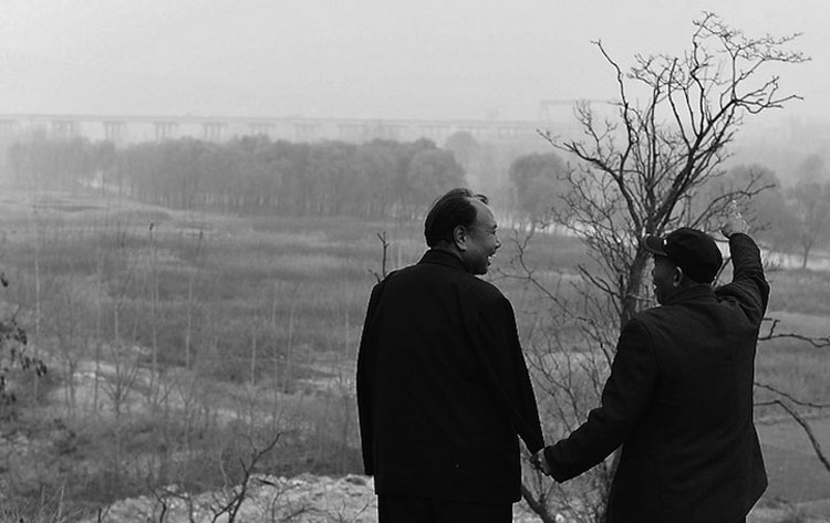 Esta historia EMOTIVA te emocionará: un ciego y su amigo sin brazos plantan más de 10.000 árboles en China
