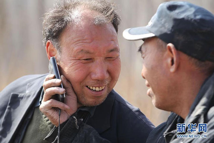 Esta historia EMOTIVA te emocionará: un ciego y su amigo sin brazos plantan más de 10.000 árboles en China