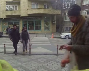 CONMOVEDOR. Un grupo de personas aprende el lenguaje de signos para sorprender a un hombre sordo