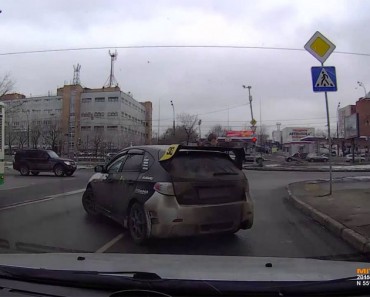 Una Madre Trata De Cruzar Una Calle Con El Cochecito De Su Bebé. Lo Que Pasa Después Es IMPACTANTE