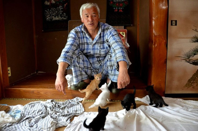 Este hombre se quedó en Fukushima para alimentar a los animales que todos los demás dejaron
