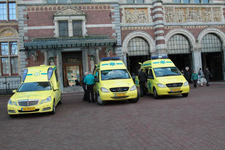Una Mujer En Estado Terminal Es Trasladada En Ambulancia Al Rijksmuseum Para Que Pueda Visitarlo Por Última Vez