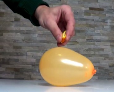 ¿Qué sucede si salpicas con la cáscara de un naranja un globo? Loco y sorprendente