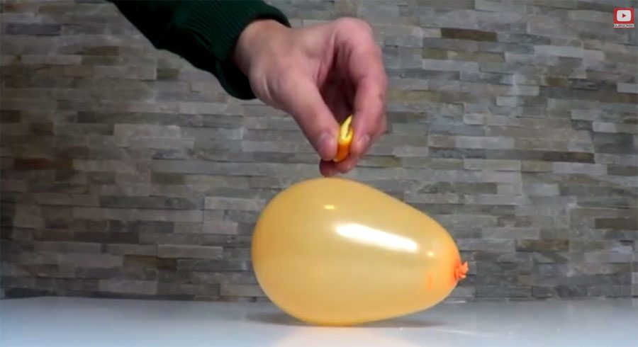 ¿Qué sucede si salpicas con la cáscara de un naranja un globo? Loco y sorprendente