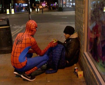 Este Spider-Man anónimo reparte alimentos a personas sin hogar cada noche. UN HÉROE 1