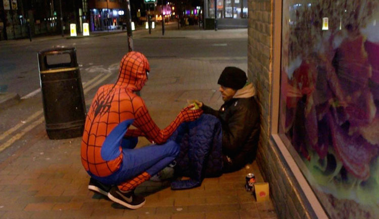 Este Spider-Man anónimo reparte alimentos a personas sin hogar cada noche. UN HÉROE