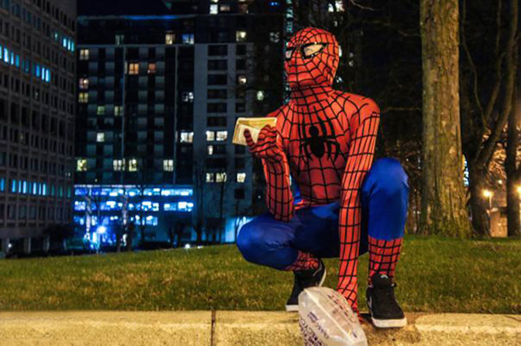 Este Spider-Man anónimo reparte alimentos a personas sin hogar cada noche. UN HÉROE