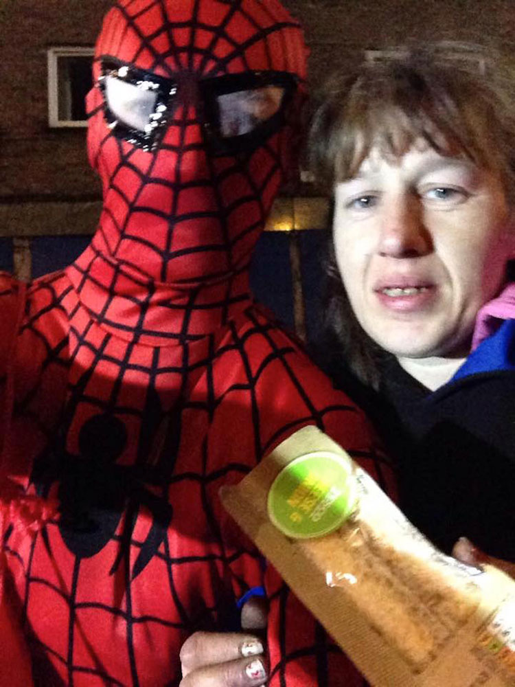 Este Spider-Man anónimo reparte alimentos a personas sin hogar cada noche. UN HÉROE