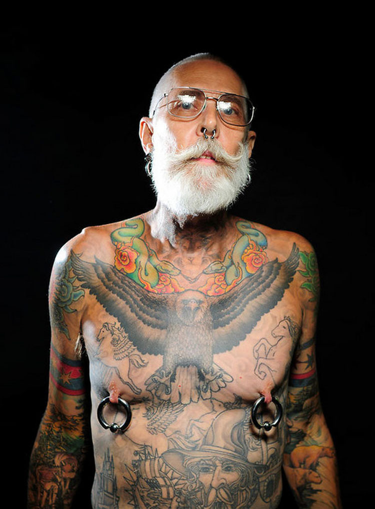¿Te has preguntado cómo quedarían los tatuajes al ser anciano? Aquí puedes ver 18 ejemplos