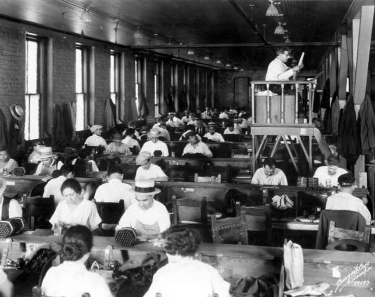 8 trabajos extraños que hicieron nuestros antepasados ​​en los años de 1800 y que ya no existen