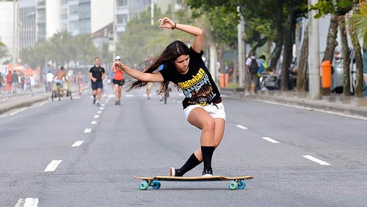 Esta chica hace skate como nunca has visto antes. ¡ALUCINANTE!