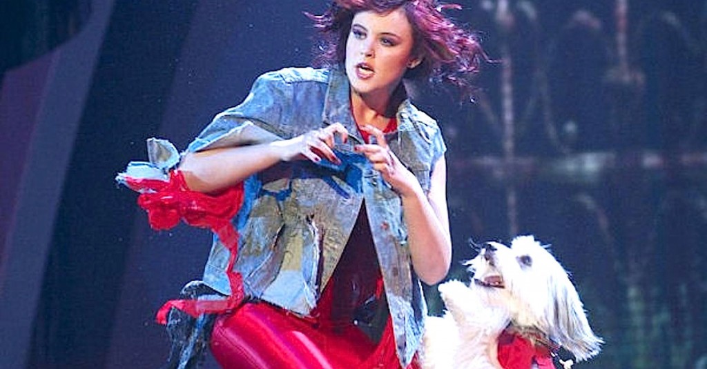 Ella se situa en el escenario, pero cuando la música comienza, ¡los jueces pierden la cabeza! 1 Ella se situa en el escenario, pero cuando la música comienza, ¡los jueces pierden la cabeza!