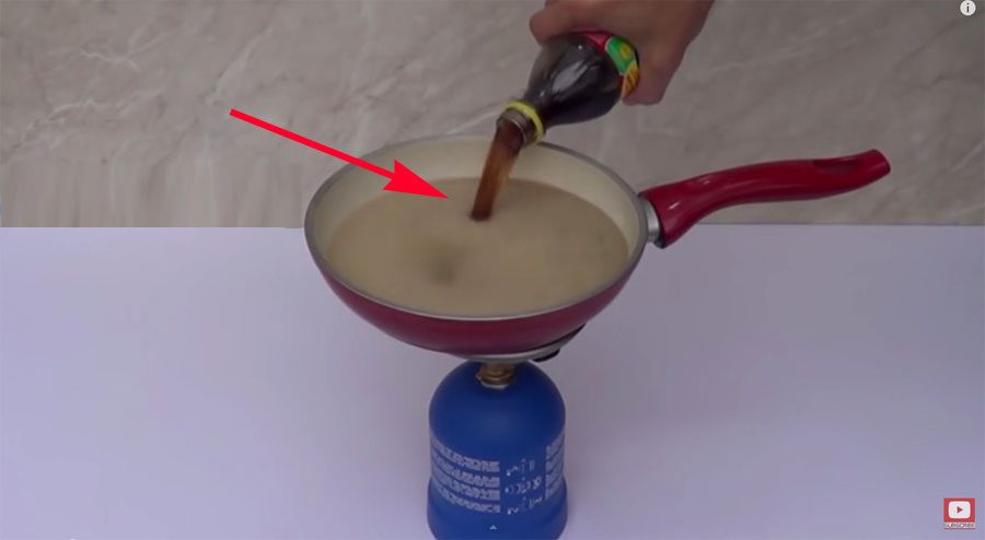 Vacía una botella de Coca-Cola dentro de una sartén caliente. La reacción es ALARMANTE 1 Vacía una botella de Coca-Cola dentro de una sartén caliente. La reacción es ALARMANTE 1