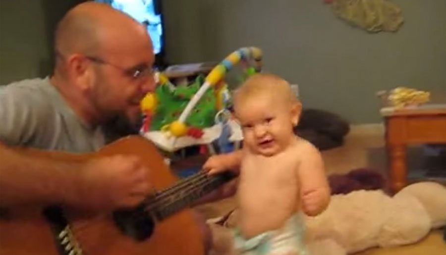 Este bebé nació para el Rock. Espera a ver su reacción cuando su padre interpreta a Bon Jovi