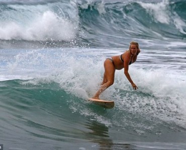 Víctima de tiburón que se convirtió en surfista profesional surfea embarazada de seis meses 1