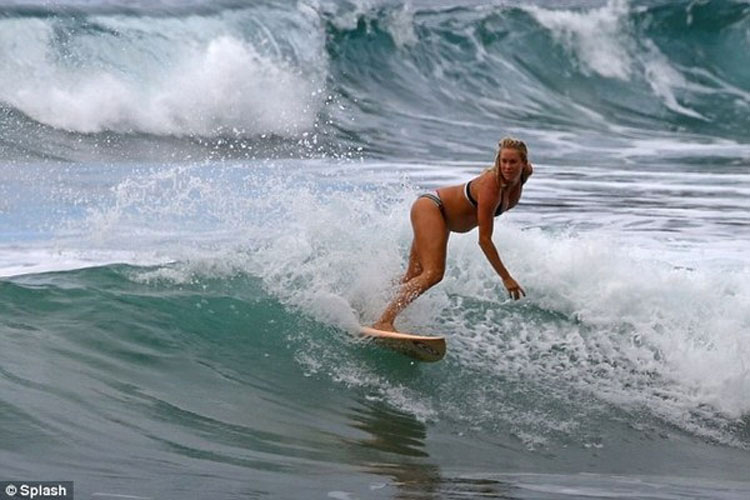 Víctima de tiburón que se convirtió en surfista profesional surfea embarazada de seis meses