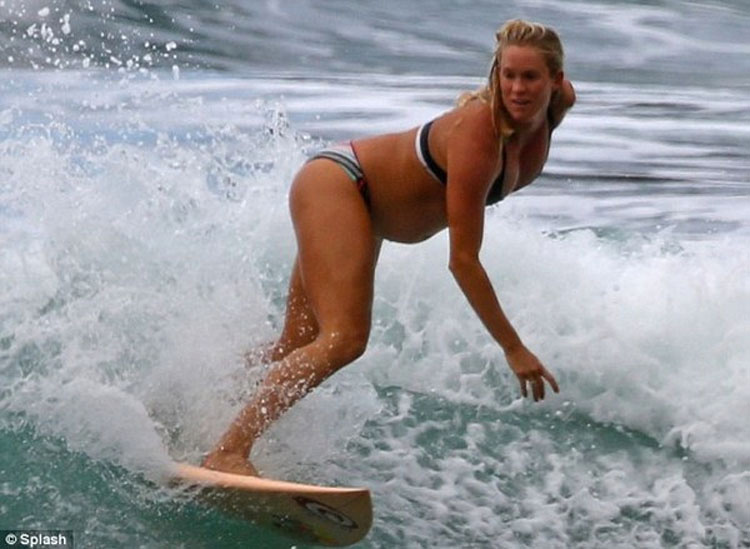 Víctima de tiburón que se convirtió en surfista profesional surfea embarazada de seis meses