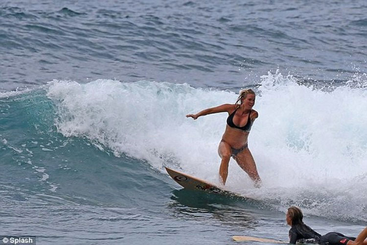 Víctima de tiburón que se convirtió en surfista profesional surfea embarazada de seis meses
