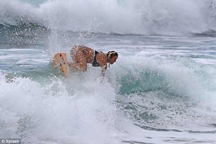 Víctima de tiburón que se convirtió en surfista profesional surfea embarazada de seis meses