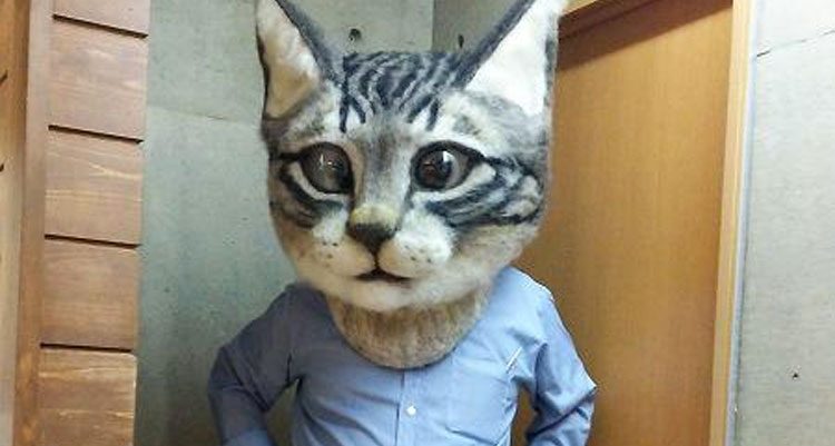 Una cabeza de gato gigante, espeluznante y ultra-realista que puedes usar como máscara